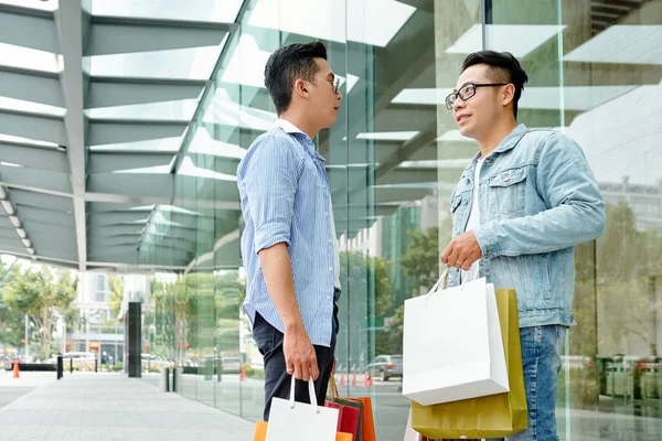 Junger Asiate Steht Black Friday Auf Der Straße Und Diskutiert — Stockfoto