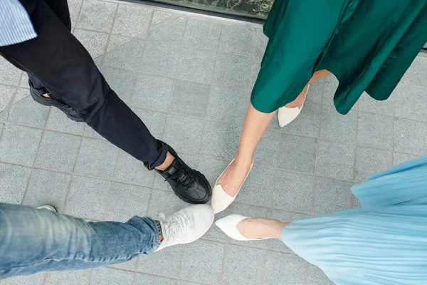Skupina Mladých Lidí Dotýká Prsty Nohou Při Setkání Ulici Během — Stock fotografie