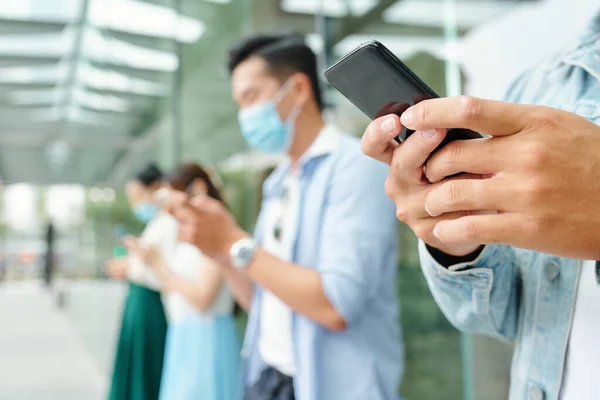 Imagen Cerca Los Jóvenes Aire Libre Máscaras Médicas Mensajes Texto —  Fotos de Stock