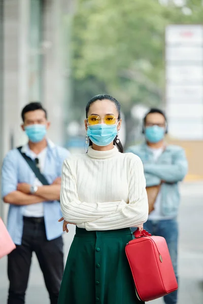 Portret Van Vrij Ernstige Jonge Aziatische Vrouw Gele Bril Staan — Stockfoto