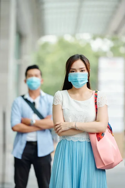 Allvarligt Söt Ung Vietnamesisk Kvinna Står Gatan Med Medicinsk Mask — Stockfoto