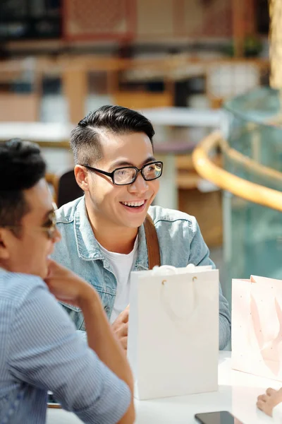 Bonito Jovem Vietnamita Feliz Reunião Com Amigos Café — Fotografia de Stock