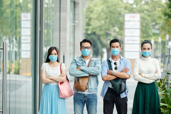 Olyckliga Allvarliga Unga Vietnamesiska Människor Medicinska Masker Står Gatan Med — Stockfoto