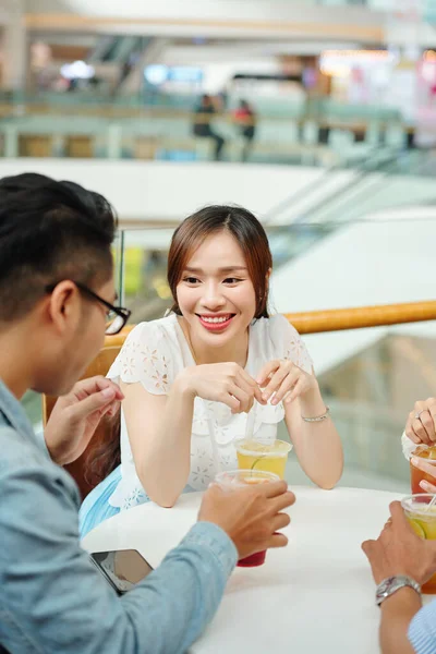 Ładna Młoda Azjatka Pije Mrożoną Herbatę Podczas Spotkania Przyjaciółmi Kawiarni — Zdjęcie stockowe