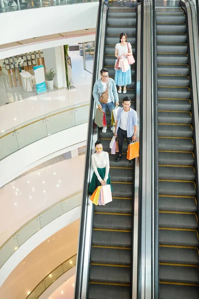 Alışveriş Merkezinde Yürüyen Merdivende Duran Bir Grup Mutlu Asyalı Genç — Stok fotoğraf