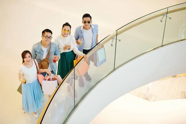 Allegro Giovani Asiatici Piedi Sul Balcone Del Centro Commerciale Guardando — Foto Stock