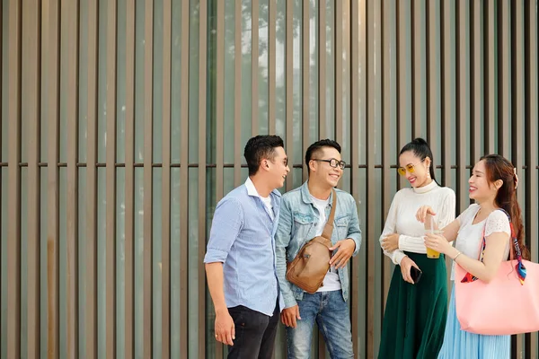 Grupo Jóvenes Asiáticos Alegres Pie Aire Libre Discutiendo Las Últimas — Foto de Stock