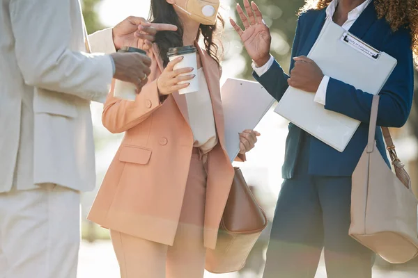 Zugeschnittenes Bild Von Jungen Geschäftsleuten Die Draußen Stehen Und Der — Stockfoto