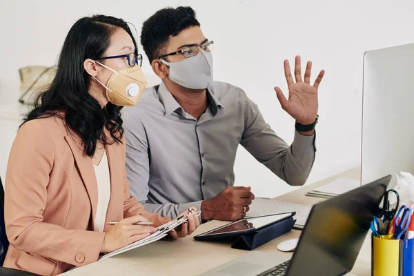 Geschäftskollegen Schutzmasken Bei Online Konferenz Mit Kollegen Aus Anderen Ländern — Stockfoto