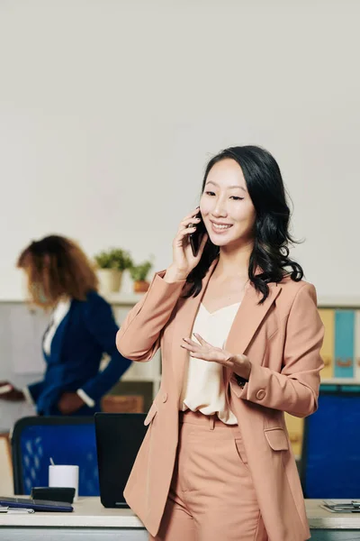 Hübsch Lächelnde Junge Vietnamesische Geschäftsfrau Diskutiert Projekt Mit Manager Auf — Stockfoto