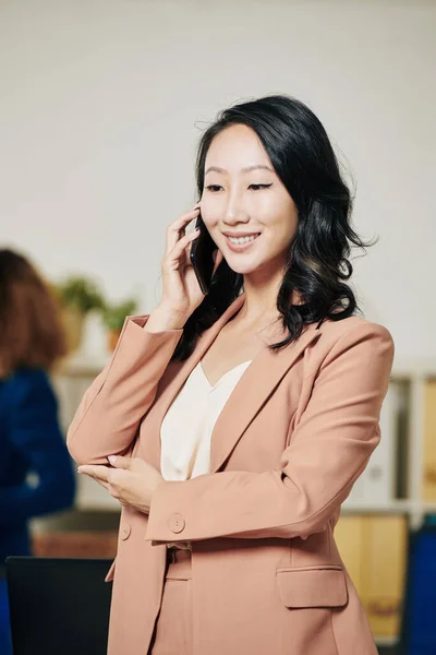 Portret Van Een Succesvolle Jonge Vrouwelijke Ondernemer Aan Telefoon Met — Stockfoto