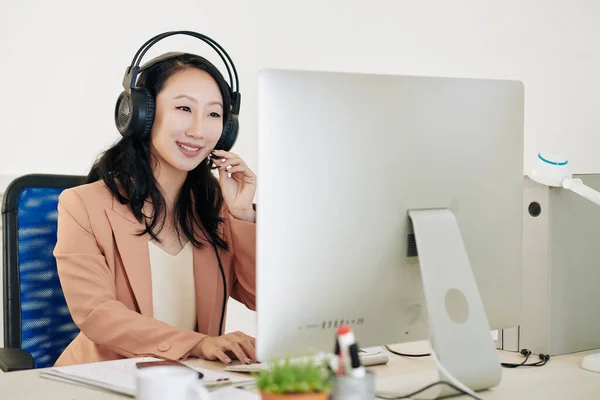 Fröhliche Hübsche Junge Asiatische Technische Assistentin Headset Die Telefonanrufe Vom — Stockfoto