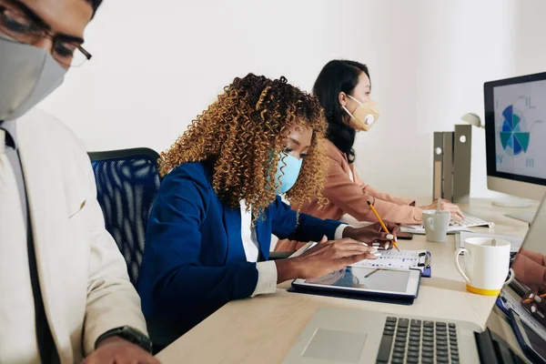 Manager Der Marketingabteilung Tragen Medizinische Masken Wenn Sie Schreibtisch Mit — Stockfoto