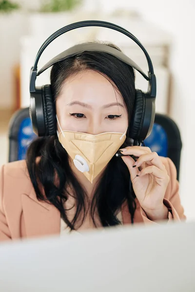 Hübsche Junge Vietnamesische Geschäftsfrau Mit Kopfhörer Und Medizinischer Maske Die — Stockfoto