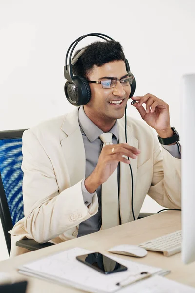 Pozitivní Pohledný Mladý Indický Podnikatel Sluchátkách Pomáhá Zákazníkovi Vyřešit Problém — Stock fotografie
