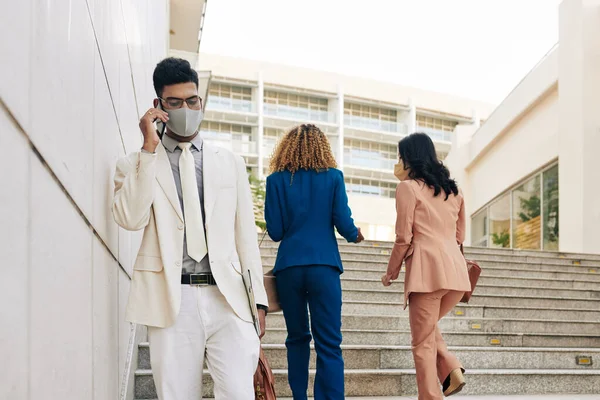 Ernsthafter Indischer Jungunternehmer Schutzmaske Geht Treppe Hinunter Und Telefoniert Mit — Stockfoto