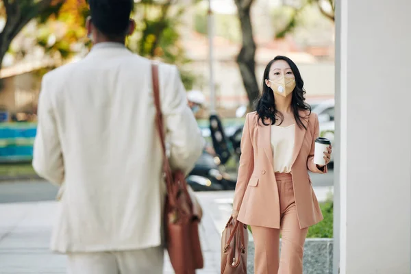 Ziemlich Seriöse Junge Asiatische Geschäftsfrau Schutzmaske Die Morgens Mit Kaffee — Stockfoto