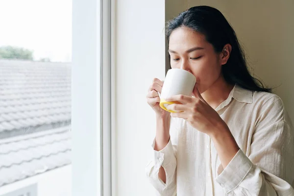 Vacker Ung Kinesisk Kvinna Njuter Stor Mugg Morgon Kaffe När — Stockfoto