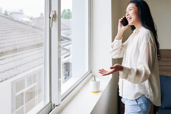 Gelukkig Jong Aziatisch Vrouw Lachen Praten Telefoon Met Vriend Wanneer — Stockfoto