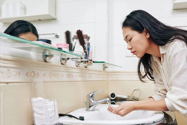 여자가 아침에 싱크대에서 얼굴을 — 스톡 사진