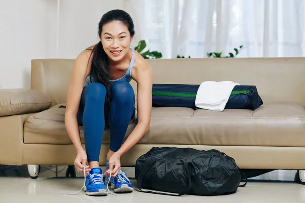 Sonriente Joven Mujer China Que Pone Ropa Deportiva Zapatillas Deporte — Foto de Stock