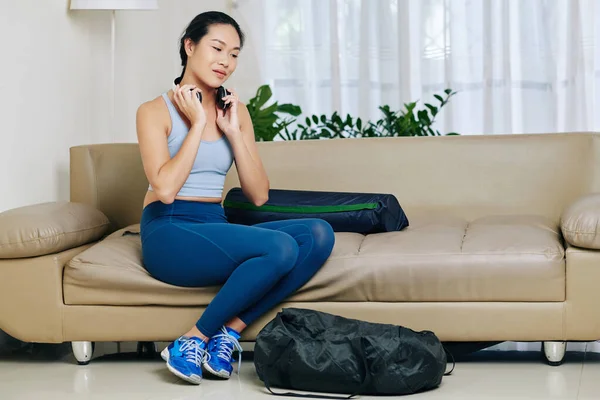 Jolie Jeune Femme Asiatique Vêtements Sport Assis Sur Canapé Dans — Photo
