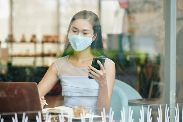 Junge Asiatische Studentin Schutzmaske Arbeitet College Cafeteria Laptop — Stockfoto