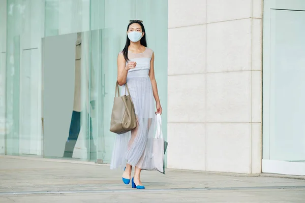 Hermosa Joven Asiática Máscara Médica Caminando Por Calle Vacía Ciudad —  Fotos de Stock
