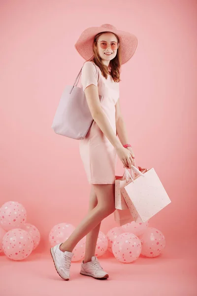 Studio Portrait Pretty Young Woman Standing Paper Bags Balloons Background — Stock Photo, Image