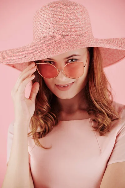 Retrato Una Joven Sonriente Pelirroja Mujer Rosa Sombrero Rosa Quitándose — Foto de Stock