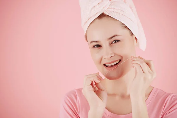 Retrato Uma Jovem Sorridente Usando Fio Dental Após Tomar Banho — Fotografia de Stock