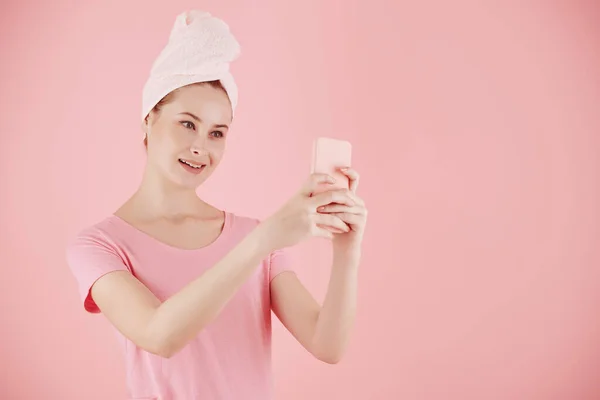 Giovane Donna Attraente Sorridente Scattare Selfie Dopo Doccia Del Mattino — Foto Stock