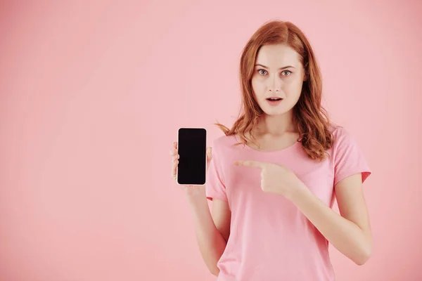 Retrato Mujer Joven Conmocionada Con Pelo Rojo Apuntando Pantalla Del —  Fotos de Stock