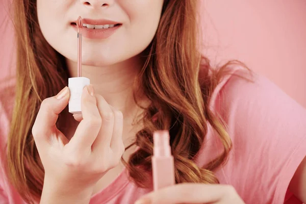 Zugeschnittenes Bild Einer Lächelnden Jungen Frau Die Orangefarbenen Flüssigen Lippenstift — Stockfoto