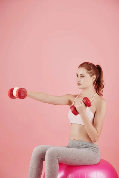 Grave Bella Giovane Donna Seduta Sulla Palla Fitness Rosa Fare — Foto Stock