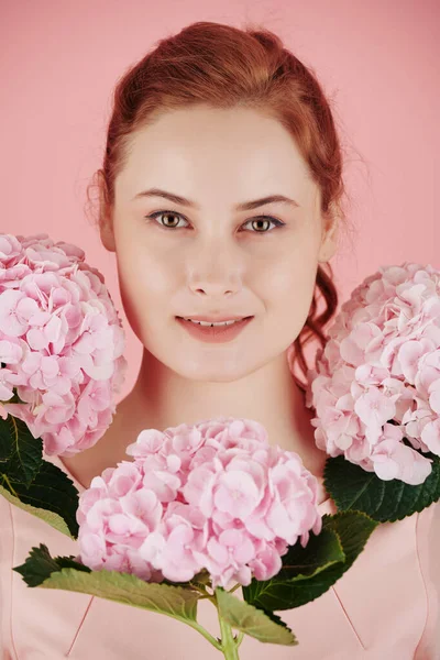 Retrato Jovem Bela Mulher Cabelos Vermelhos Sorridentes Com Belas Flores — Fotografia de Stock