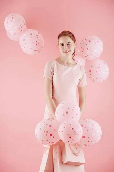 Glada Ung Kvinna Poserar Med Rosa Ballonger Och Shoppingväskor — Stockfoto