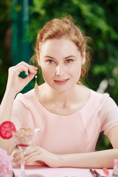 Pretty Young Red Haired Woman Showing Earrings She Going Wear — Stock Photo, Image