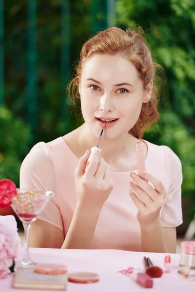 Attraktive Junge Frau Trägt Flüssigen Lippenstift Auf Wenn Sie Sich — Stockfoto