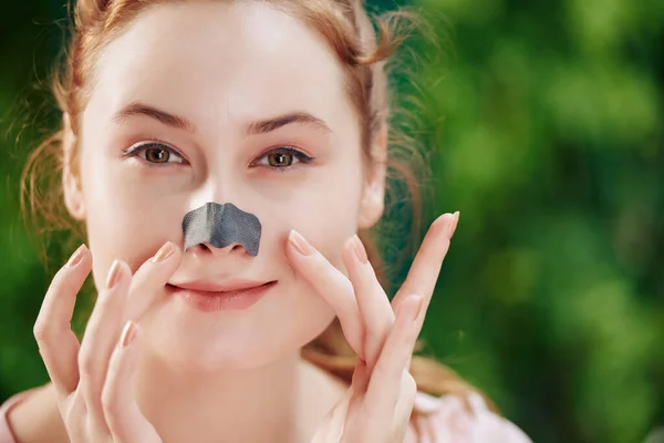 Sorridente Giovane Donna Applicando Naso Striscia Pulire Pori Sul Naso — Foto Stock