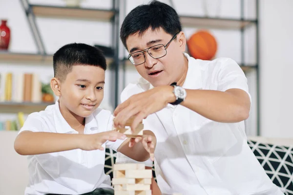 Eccitato Uomo Maturo Suo Figlio Preadolescente Edificio Torre Blocchi Legno — Foto Stock