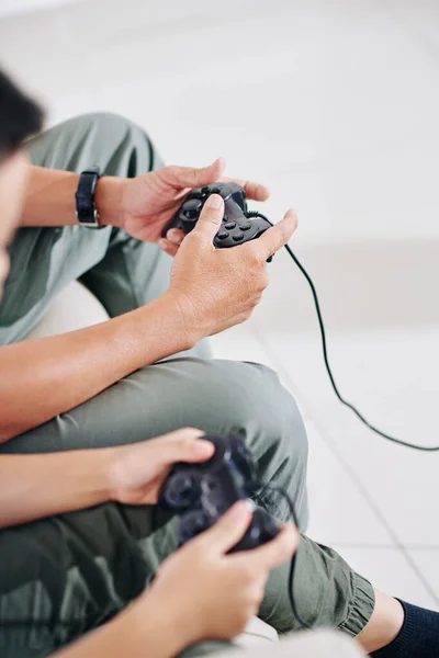 Nahaufnahme Des Bildes Von Vater Und Teenager Sohn Beim Videospiel — Stockfoto