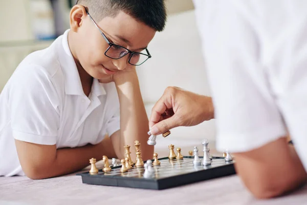 Sorridente Preteen Ragazzo Occhiali Guardando Padre Movimento Cavaliere Pezzo Rimuovere — Foto Stock