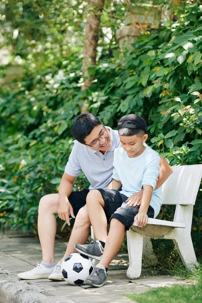 Sonriendo Hombre Maduro Hijo Descansando Banco Parque Después Jugar Fútbol — Foto de Stock