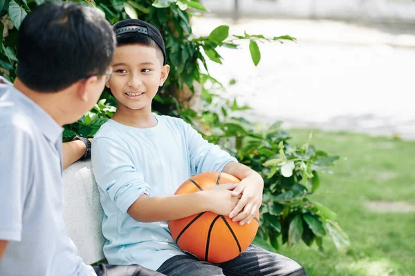 Preteen Βιετναμέζικο Αγόρι Μπάλα Μπάσκετ Μιλάει Τον Πατέρα Όταν Κάθεται — Φωτογραφία Αρχείου
