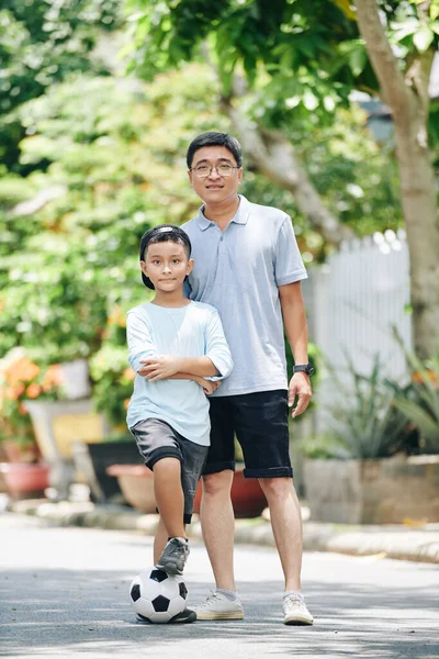 Веселый Азиатский Мужчина Среднего Возраста Обнимает Сына Позируют Вместе После — стоковое фото