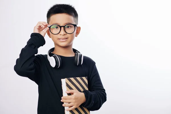 Intelligente Ragazzo Preadolescente Vietnamita Con Libro Regolazione Occhiali Guardando Fotocamera — Foto Stock