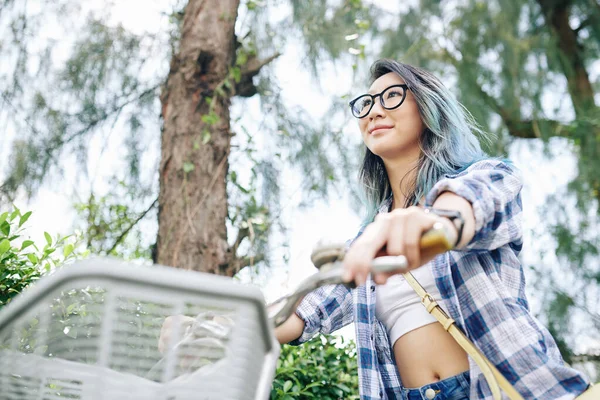 Smiling Pretty Young Chinese Woman Blue Hair Riding Bicycle Park — Stock Photo, Image