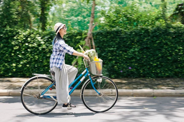 Glückliche Junge Chinesin Genießt Fahrradfahren Park Verschwommene Bewegung — Stockfoto