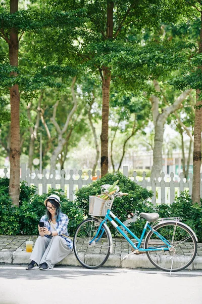 Sorridente Giovane Donna Asiatica Seduta Sulla Strada Accanto Alla Bicicletta — Foto Stock